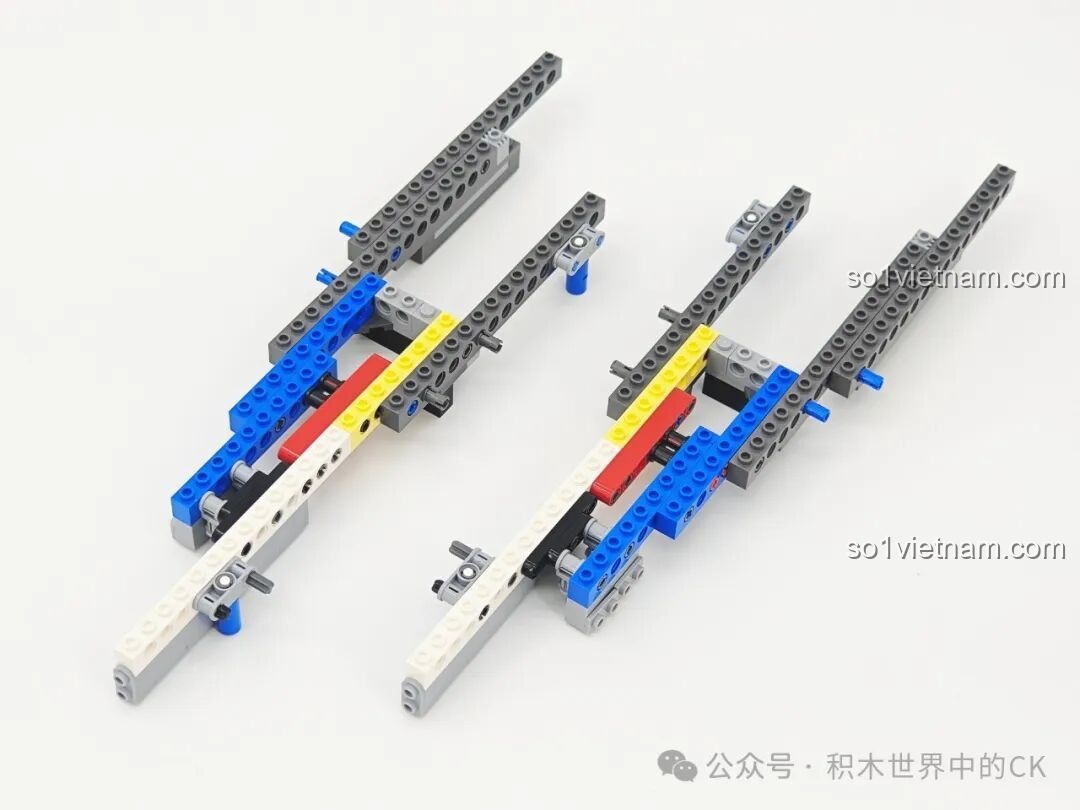 Giai đoạn đầu lắp ráp khung sườn của máy bay J-16D, sử dụng các thanh Technic để tạo nên một kết cấu chịu lực tốt.