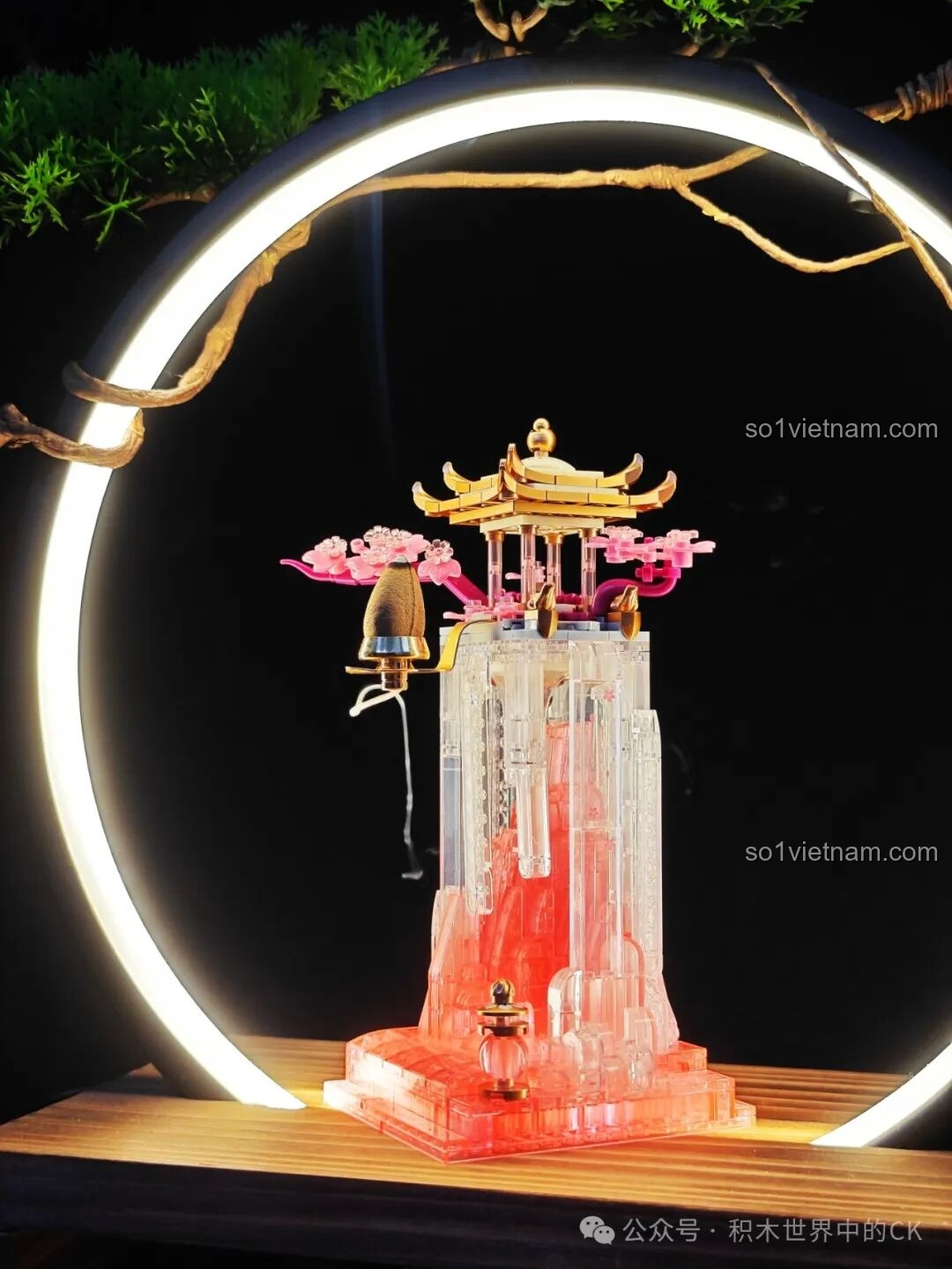 Sự kết hợp giữa hiệu ứng khói trầm ngược và ánh sáng từ đèn trang trí tạo nên một không gian thư giãn, tĩnh tại.