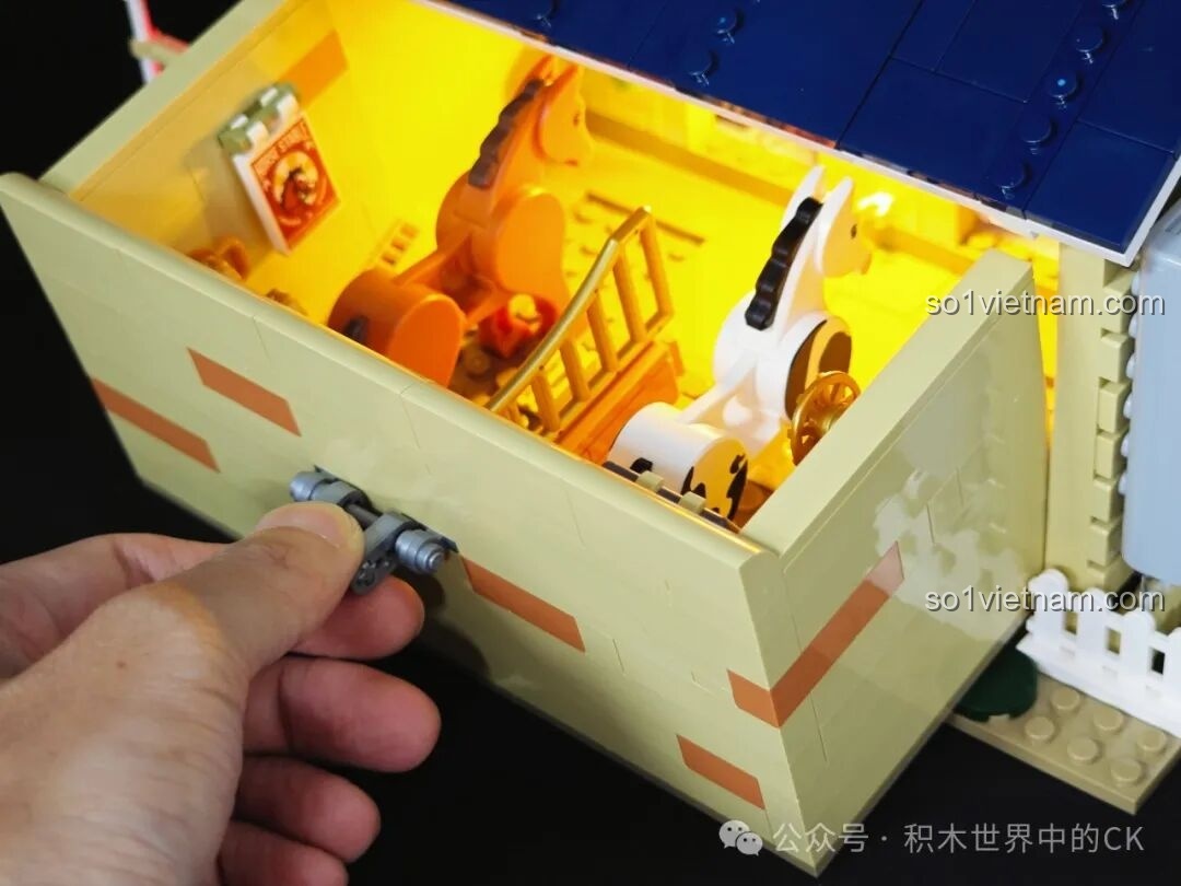 Toàn bộ phần gác mái của mô hình FunWhole F9080 được nhấc ra, để lộ không gian chuồng ngựa bên dưới.