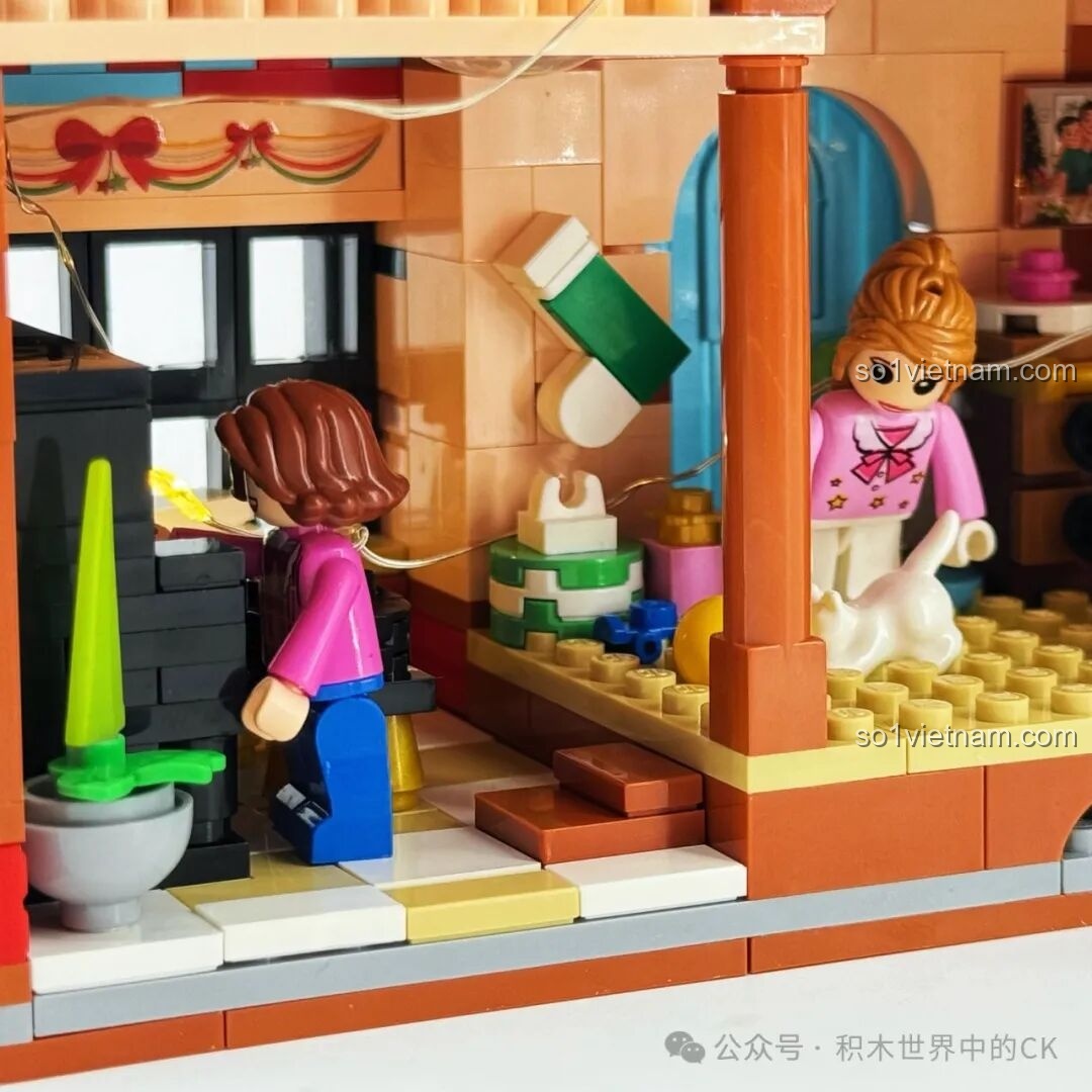 Các minifigure đang sinh hoạt bên trong không gian ấm cúng của Ngôi Nhà Tinh Tú ZHEGAO 613005.