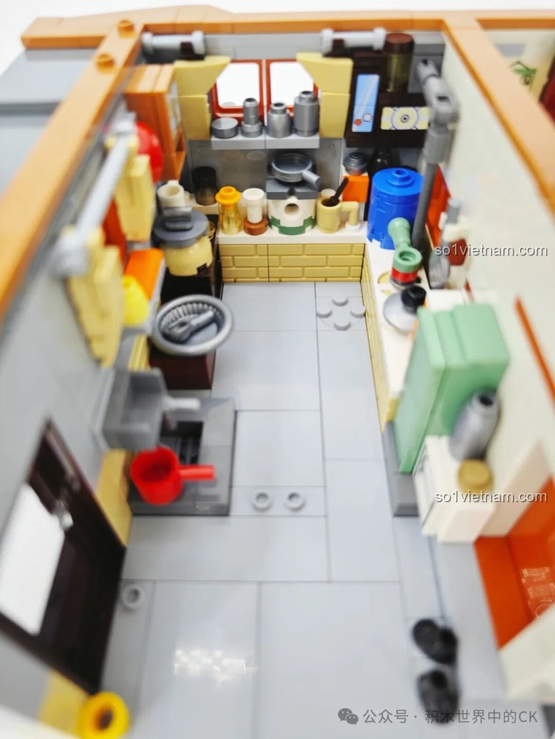 Không gian bếp của nhà Deok-sun được tái hiện chi tiết với đầy đủ dụng cụ nấu nướng, bếp lò và tủ lạnh mini.