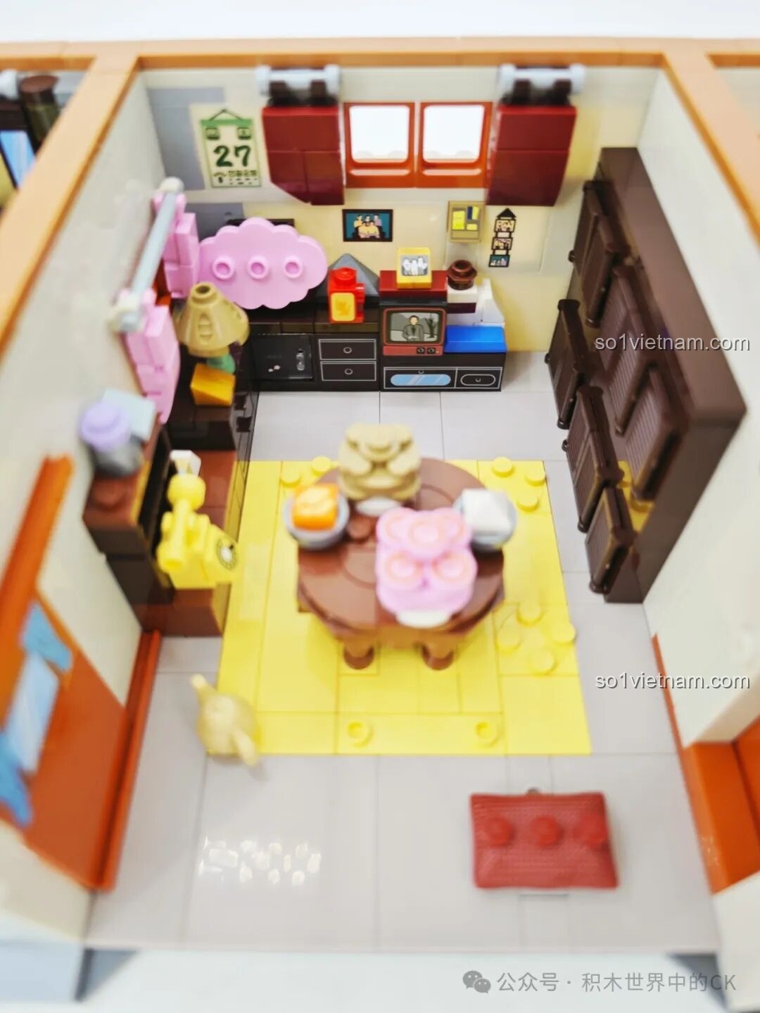 Không gian phòng khách của nhà Deok-sun với bàn ăn tròn, tivi, tủ và các vật dụng trang trí mang đậm phong cách 1988.