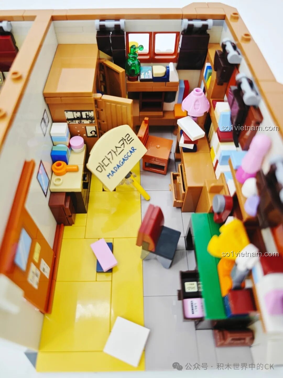 Không gian phòng ngủ của Deok-sun và Bo-ra, bừa bộn nhưng đầy sức sống, với bàn học, kệ sách và nhiều vật dụng cá nhân.