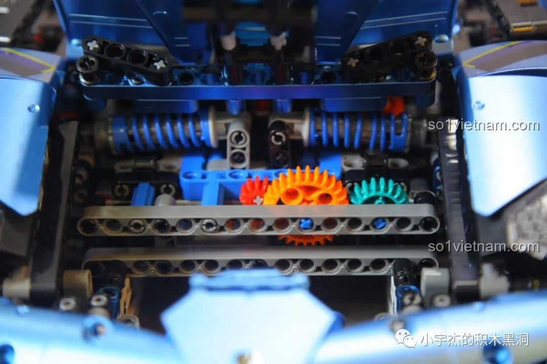 Khớp nối của logo trên K-box 10520 chỉ bằng một điểm lồi, có thể dễ bị rơi ra khi va chạm.