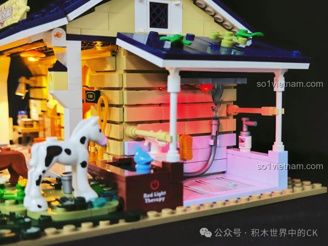 Khu vực trị liệu ánh sáng đỏ (Red Light Therapy) cho ngựa, một chi tiết hiện đại trong bộ FunWhole F9080.