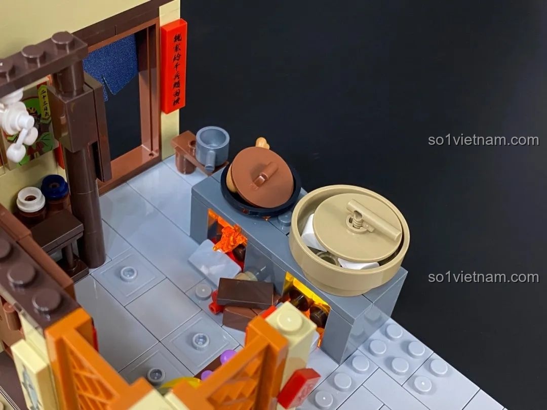 Khu vực bếp lò với nồi hấp và chảo, tái hiện không khí nấu nướng trong khách điếm.