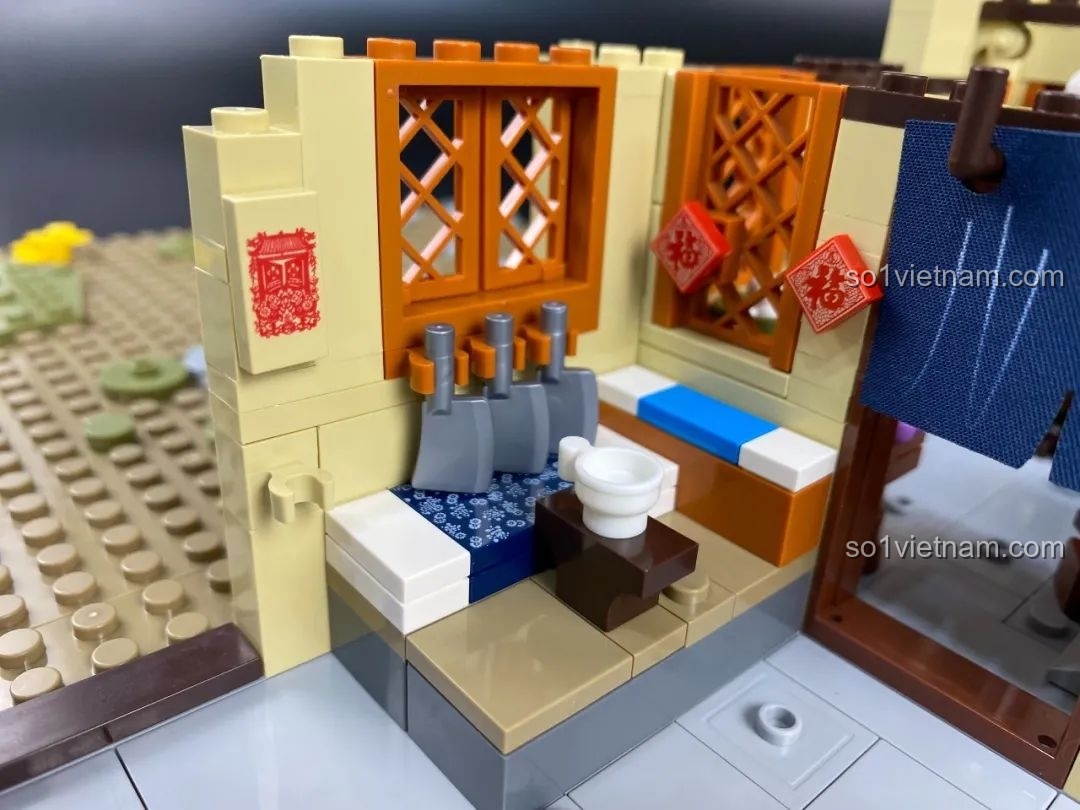 Khu vực rửa bát và để dao thớt trong nhà bếp của mô hình Sân Sau Khách Điếm Đồng Phúc.