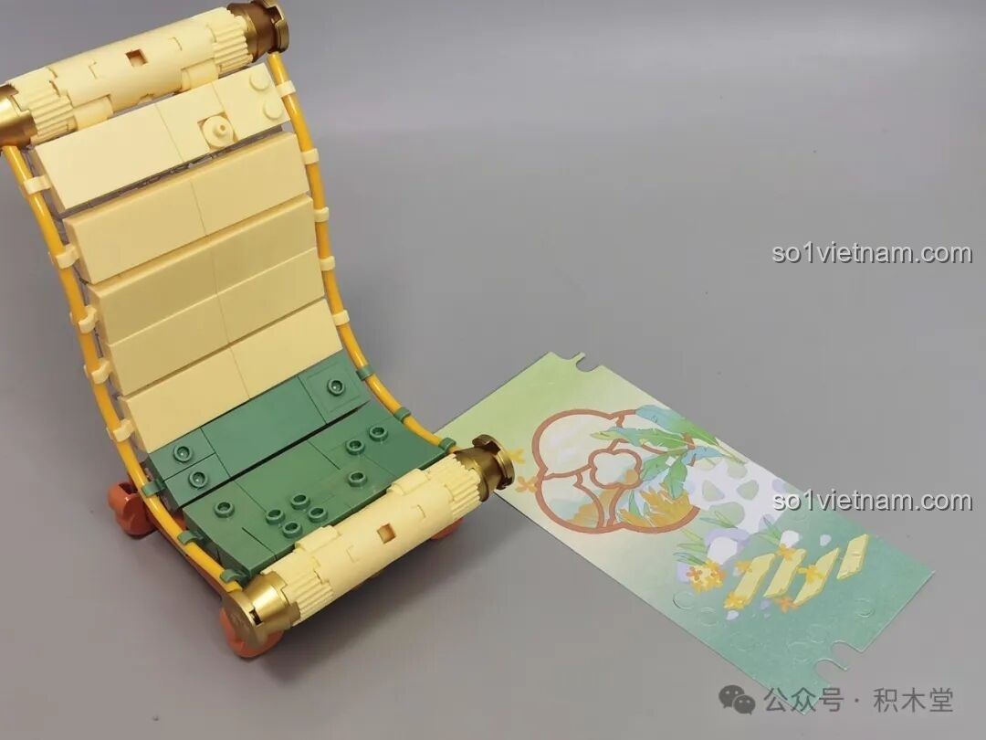 Khung cuộn tranh của bộ TOP TOY Nanci mùa Thu đã được lắp ráp với màu vàng kem chủ đạo.