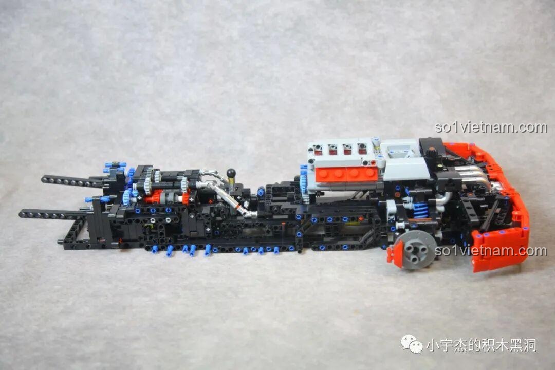 Toàn bộ phần khung gầm của xe CBOX X001 đã được lắp ráp, kéo dài từ đuôi xe đến phần đầu, kết nối động cơ và hộp số.