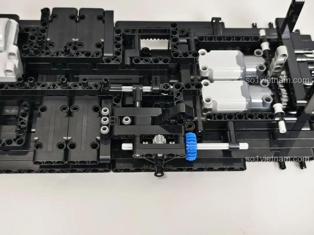 Khung gầm của Reobrix 11010 Maserati GranTurismo đang dần hình thành, cho thấy cấu trúc phức tạp.