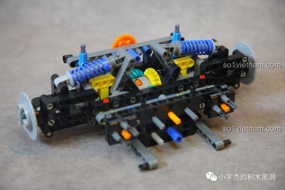 Phần khung gầm và hệ thống treo sau của K-box 10520 đã hoàn thiện, sẵn sàng để lắp hộp số và động cơ.