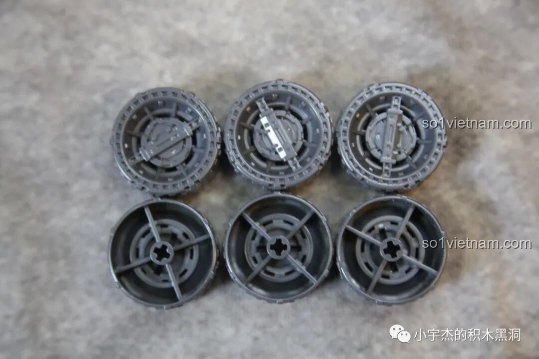 Khung gầm 6 bánh của Xe Di Động Căn Cứ Mặt Trăng SEMBO 107106 đang trong quá trình lắp ráp.