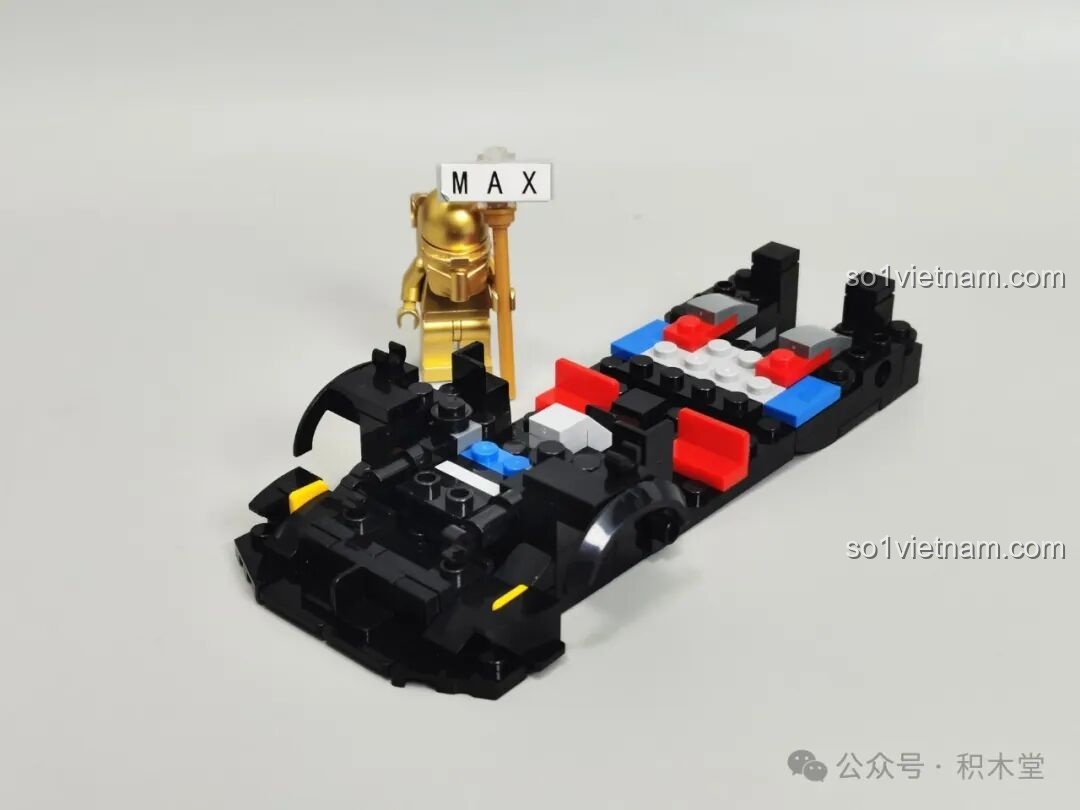 Phần khung gầm của mô hình xe đua Pagani Zonda R đang dần hình thành với các chi tiết nhiều màu sắc để dễ phân biệt.