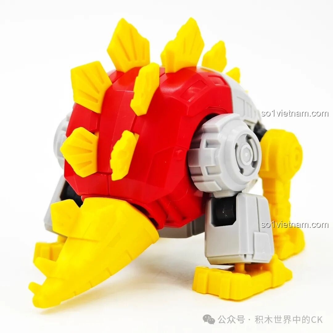 Phần đuôi mô hình khủng long Snarl BLOKEES 71104 Transformers, thể hiện chi tiết gai và khớp nối.
