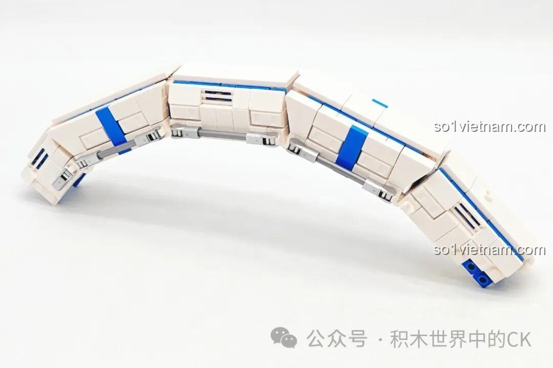 Khung ngoài của Wekki 506502 Mô hình Kế hoạch Di cư Hành tinh đang được lắp ráp, tạo hình dáng cong mềm mại cho quả địa cầu.