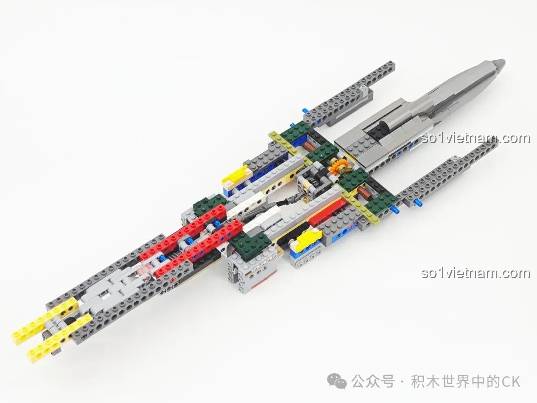 Khung sườn thân máy bay J-16D Keeppley 23036 đang dần hoàn thiện, cho thấy kết cấu bên trong phức tạp và chắc chắn.
