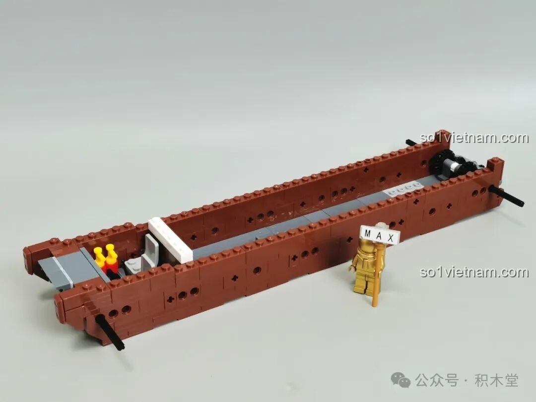 Khung sườn cơ bản của xe tăng Maus 12GO 98002 trong quá trình lắp ráp, thể hiện cấu trúc ban đầu.