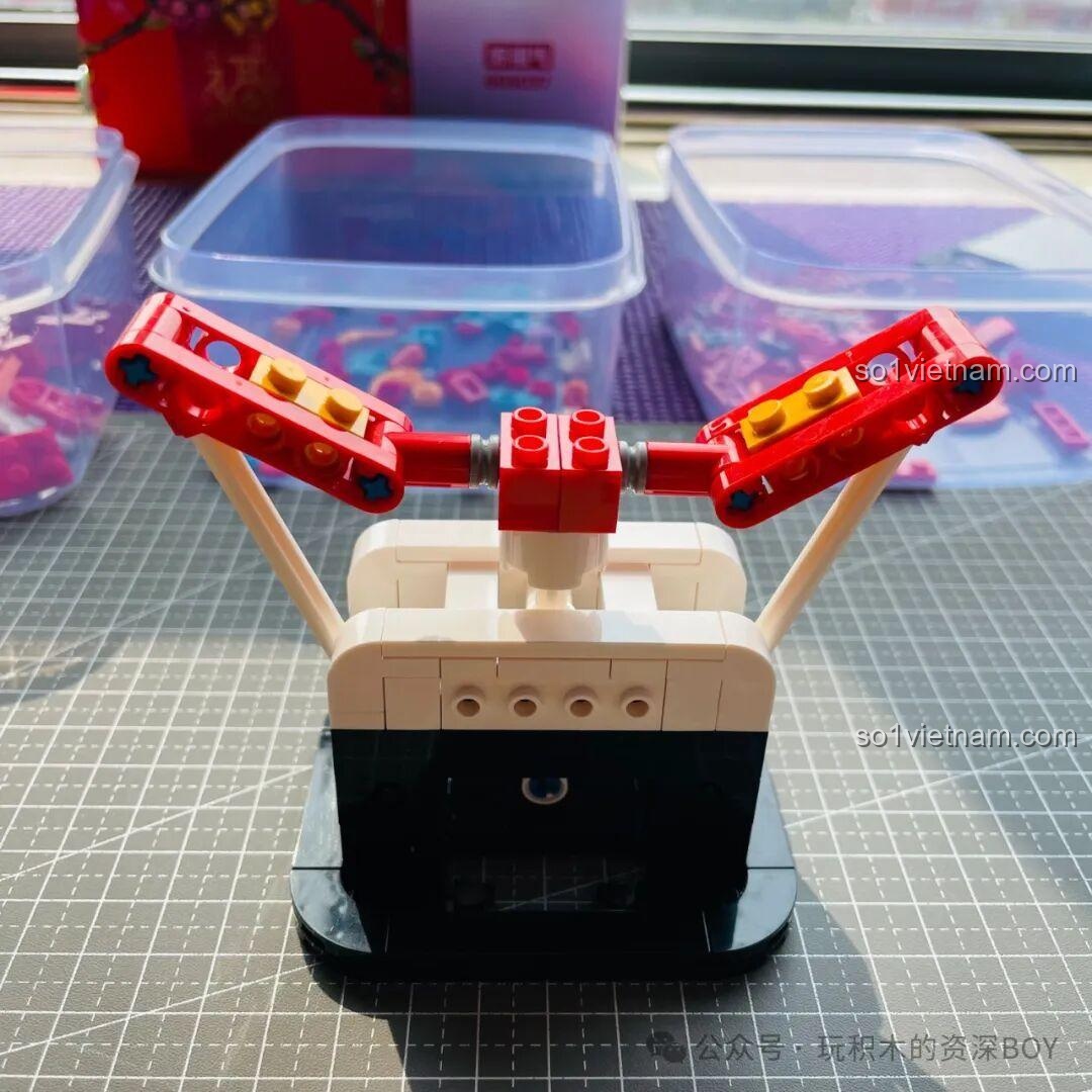 Khung thân ban đầu của mô hình Rồng Béo Trên Trời Gobricks G2401 trên phần đế.