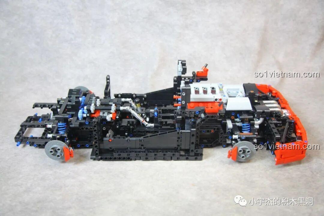 Khung xe CBOX X001 đã được lắp ráp hoàn chỉnh, sẵn sàng để gắn các bộ phận thân vỏ và nội thất, rất vững chãi và chi tiết.