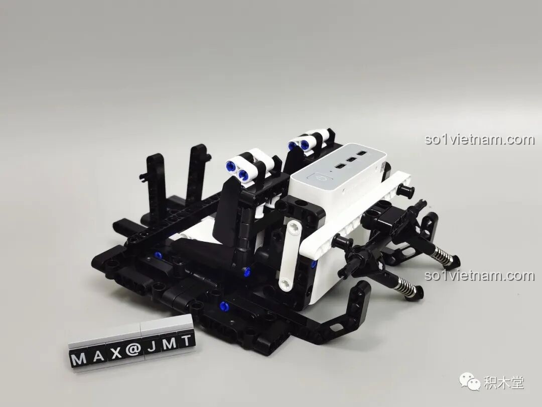 Khung xe của ONEBOT OBLGPT09AIQI Xe Đua Off-road đang trong quá trình lắp ráp, với bộ pin và các chi tiết cơ bản đã được gắn.