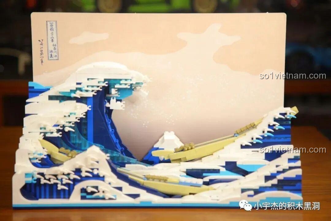 Mô hình Rồng Thần Shenron DK 5007 to lớn vượt trội so với mô hình ngọn hải đăng, thể hiện kích thước ấn tượng.