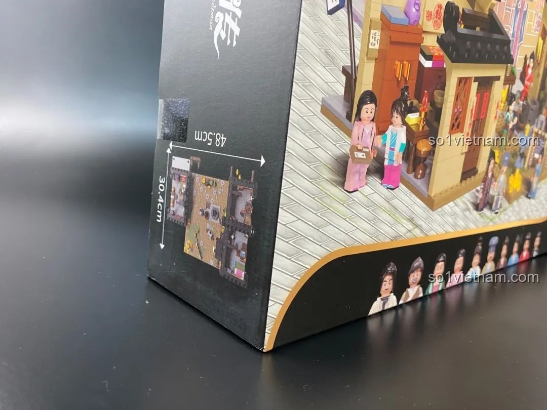 Thông số kích thước của mô hình Sân Sau Khách Điếm Đồng Phúc được in rõ trên cạnh hộp sản phẩm.