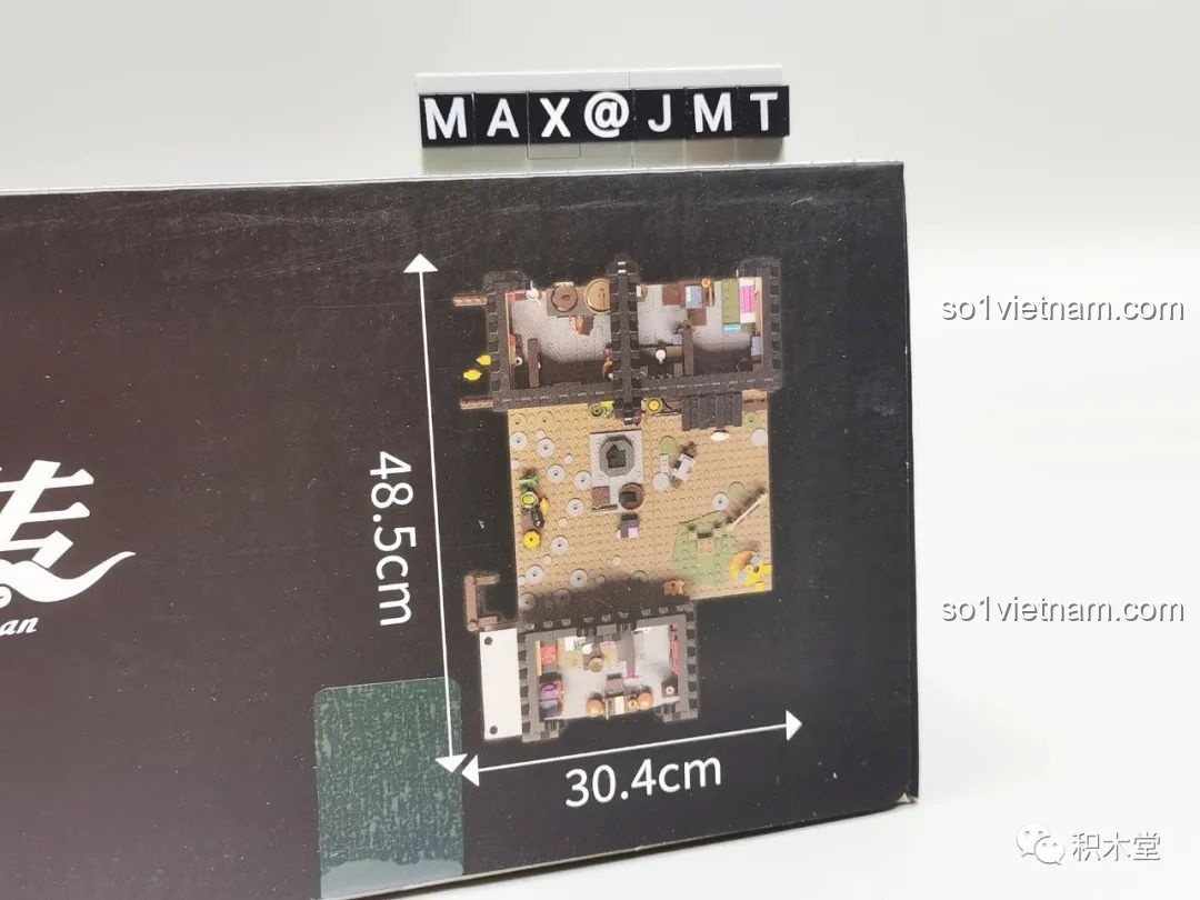 Thông tin kích thước 48.5cm x 30.4cm của bộ lắp ráp Khách Điếm Đồng Phúc - Sân Sau trên vỏ hộp.