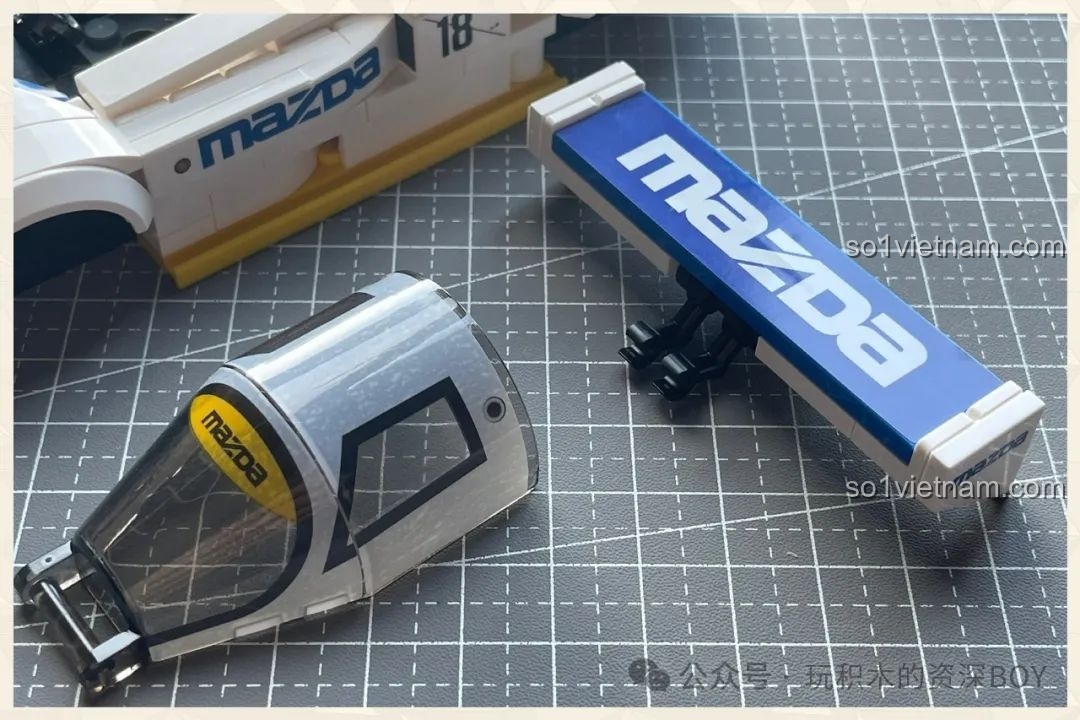 Kính chắn gió và cánh gió sau của CaDA C55029 Mazda 787B, những chi tiết cuối cùng.