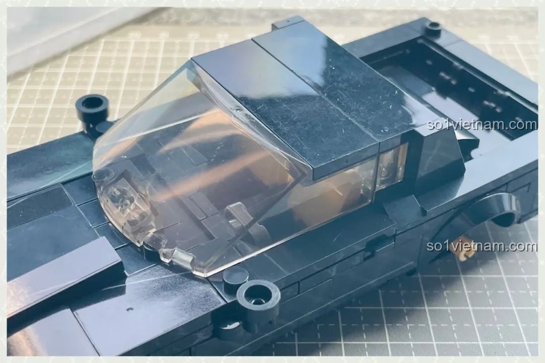 Lắp đặt kính chắn gió trong suốt của mô hình Xiao Jiaodu JD083 Xe Pontiac Firebird KITT Đen, hoàn thiện phần cabin.