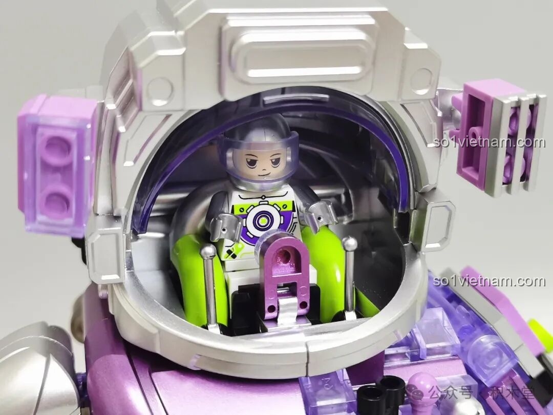 Kính mũ bảo hiểm của phi hành gia TOP TOY TC1412 có thể lật lên, để lộ phi công đang điều khiển.