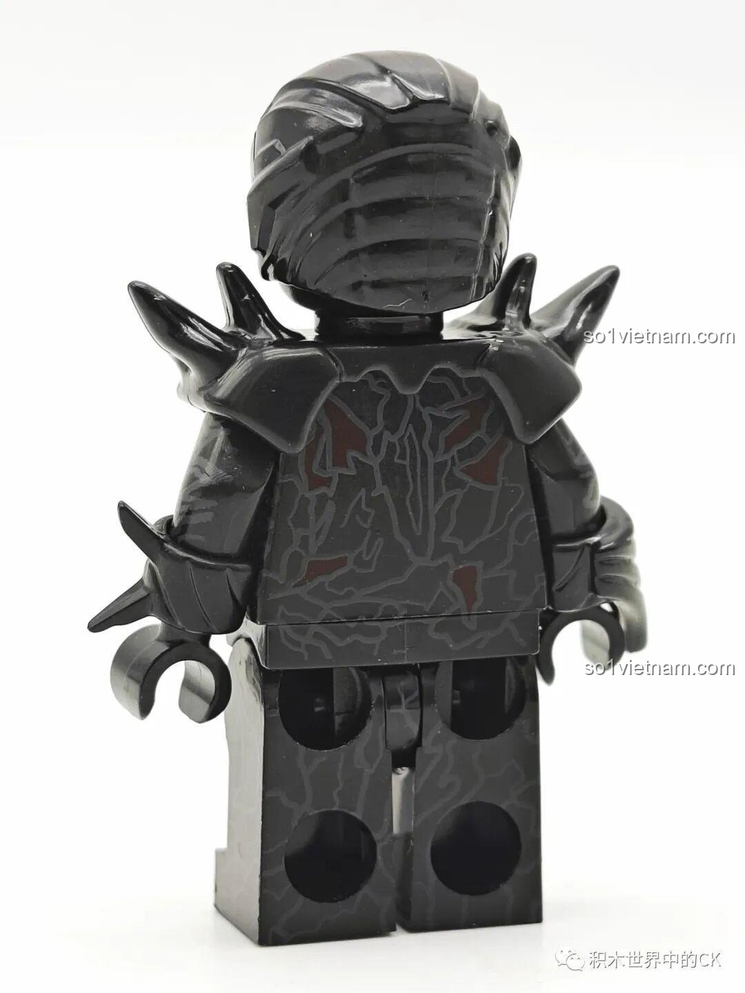 Mặt sau của minifigure Black Flash KORUIT KT1071, thể hiện chi tiết giáp và trang phục.