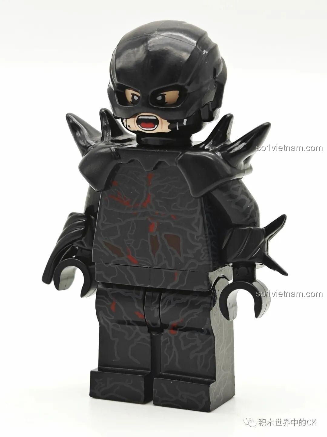 Minifigure Black Flash trong bộ KORUIT KT1071 với trang phục đen tối và giáp vai gai góc.