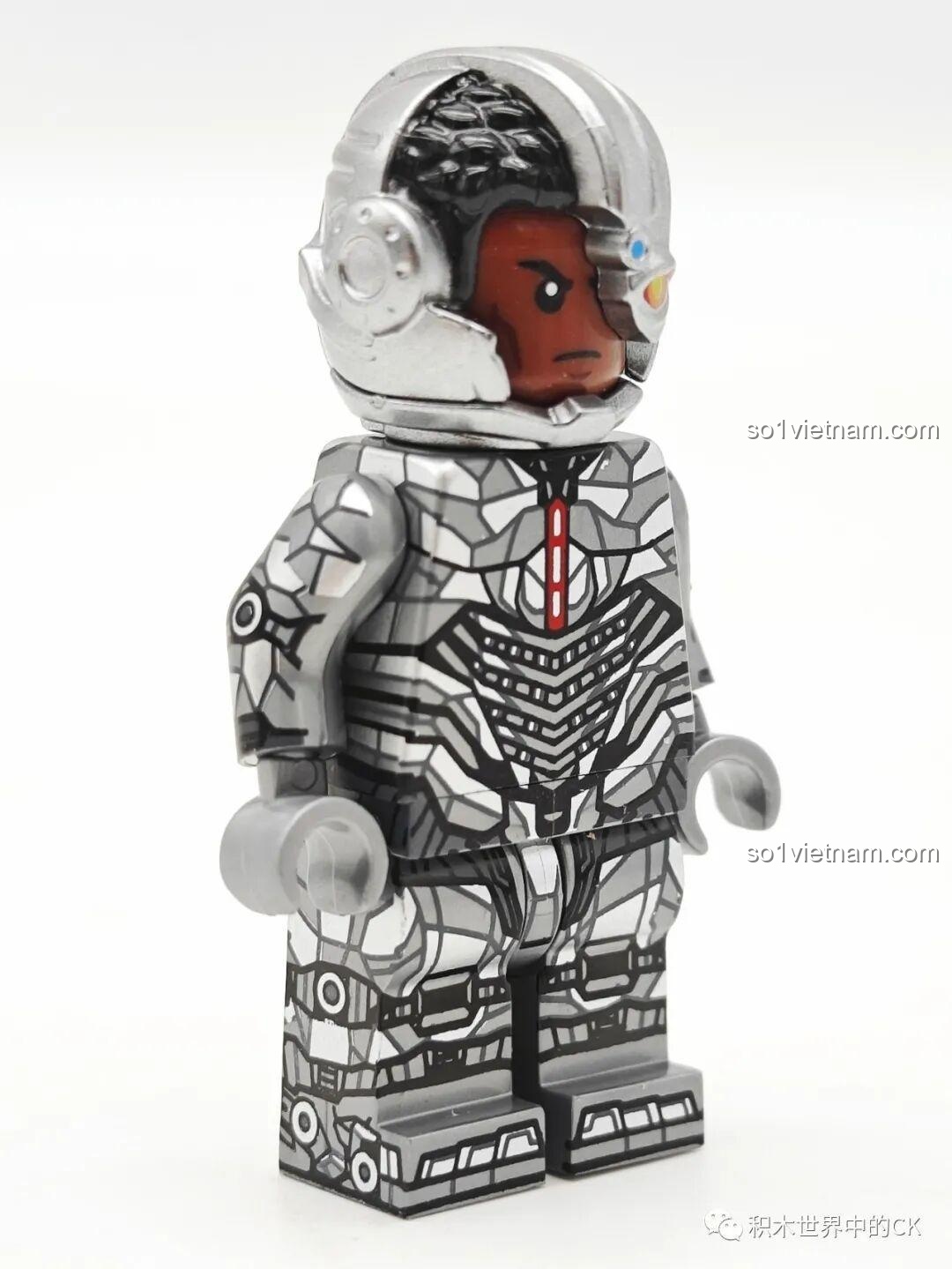 Minifigure Cyborg KORUIT KT1071 nhìn từ góc nghiêng, lộ rõ khuôn mặt và chi tiết giáp.