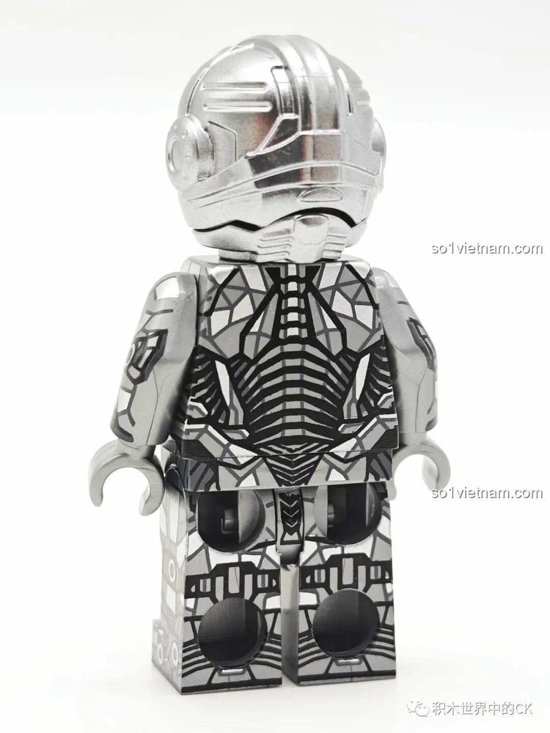 Mặt sau của minifigure Cyborg KORUIT KT1071, thể hiện chi tiết giáp và thiết kế độc đáo.