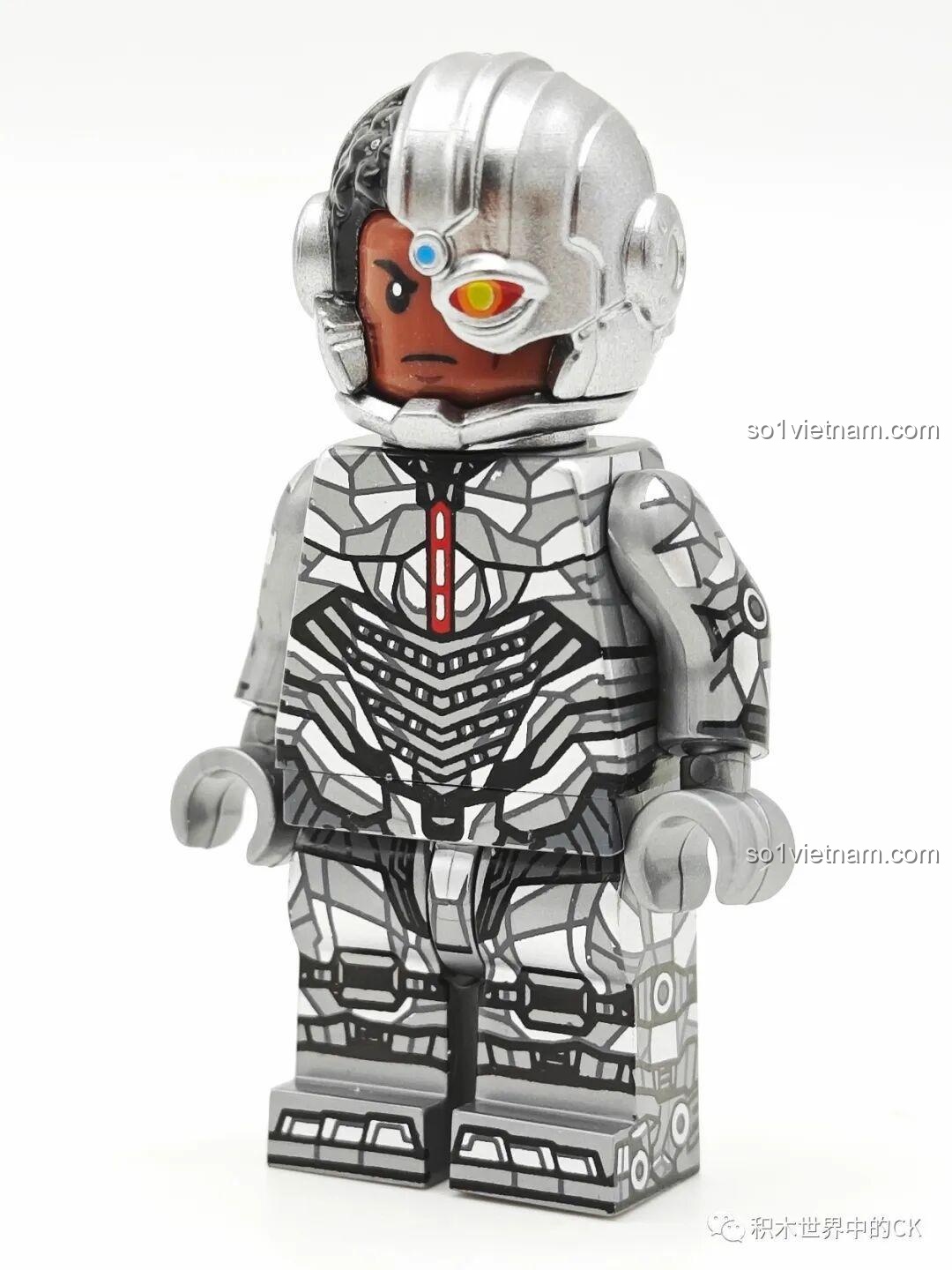 Minifigure Cyborg trong bộ KORUIT KT1071 với giáp công nghệ cao, nhìn từ phía trước.