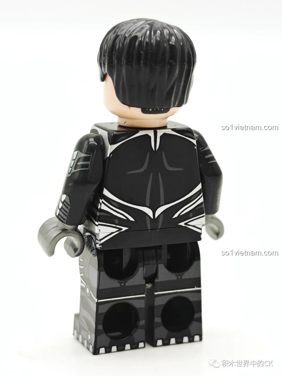 Mặt sau của minifigure General Zod (không mũ) KORUIT KT1071, thể hiện áo choàng và giáp.