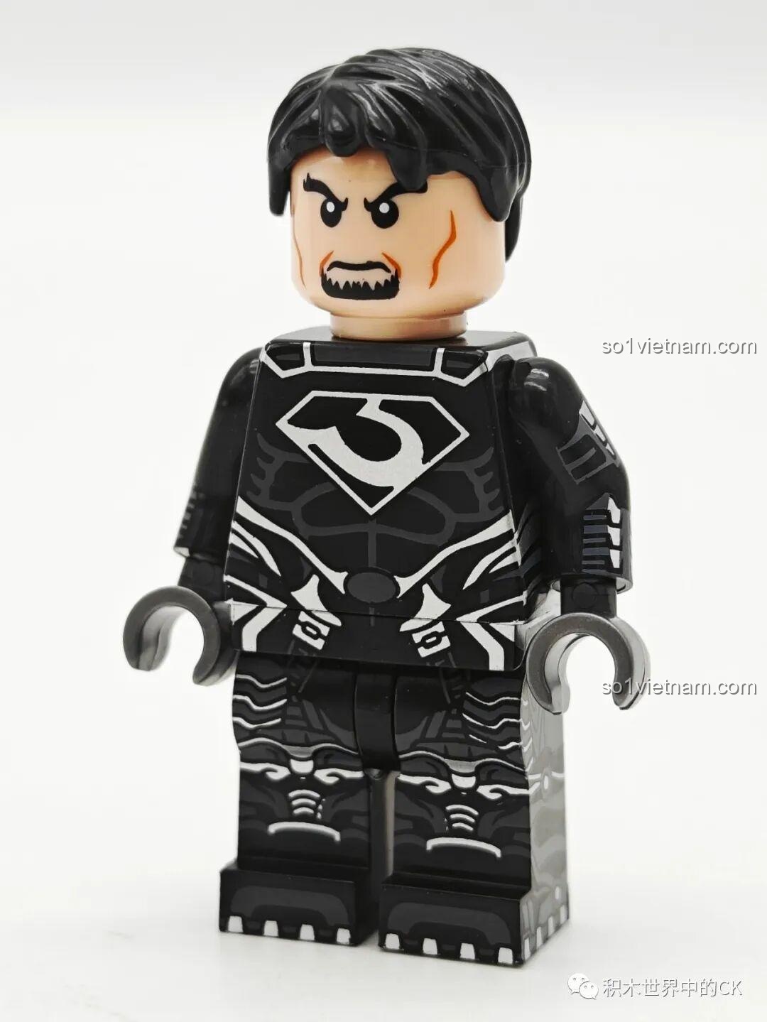 Minifigure General Zod (không mũ) trong bộ KORUIT KT1071 với giáp vai và áo choàng đen.