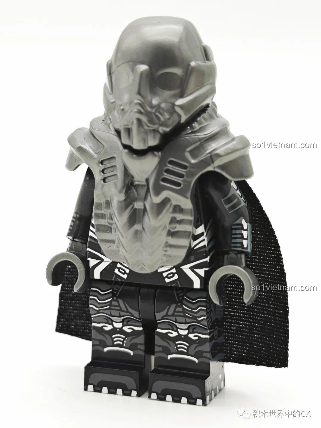 Minifigure General Zod (mũ trong suốt) KORUIT KT1071 với mũ giáp trong suốt, lộ mặt.