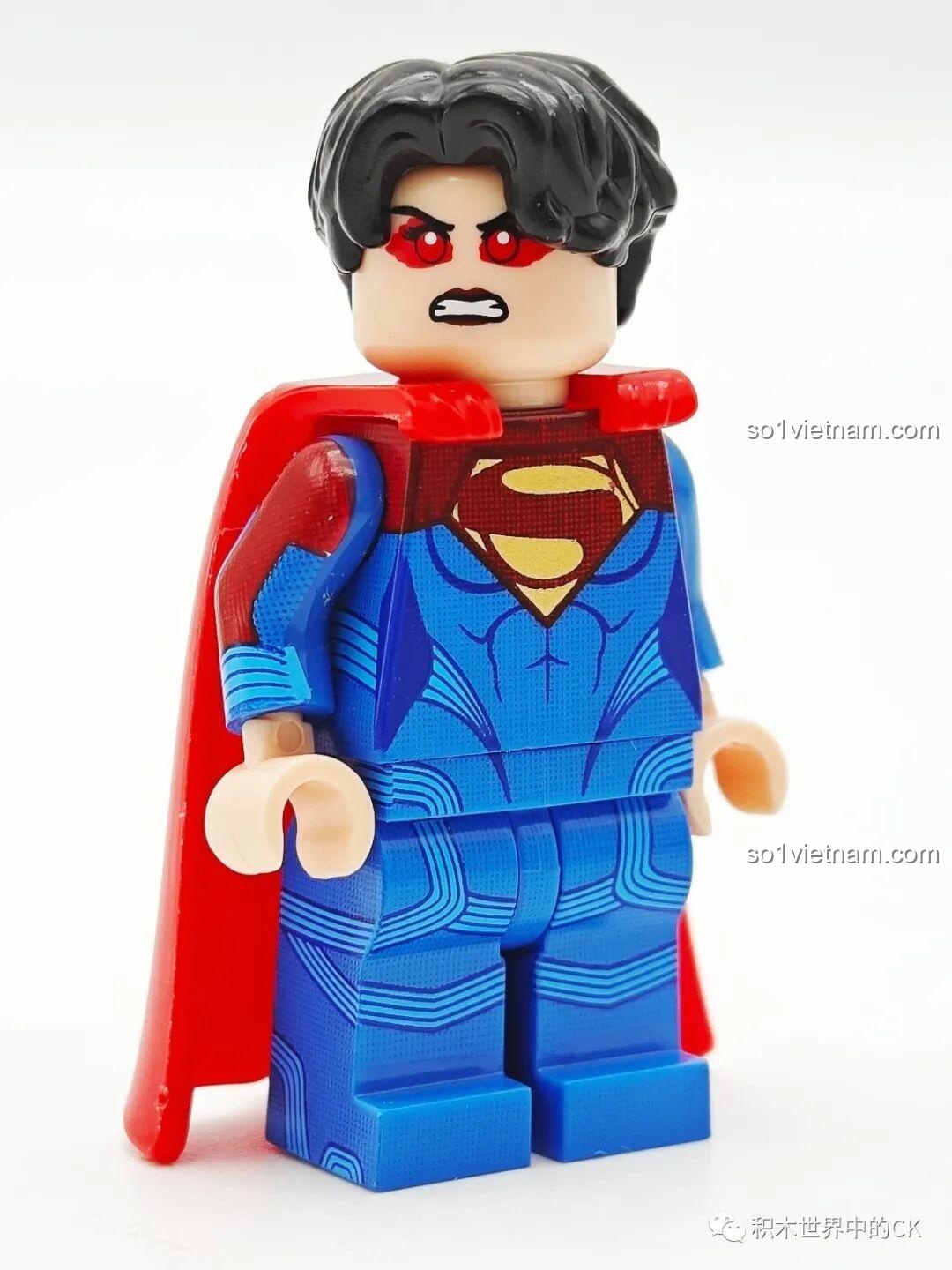 Minifigure Supergirl (tóc đen) KORUIT KT1071 với áo choàng vải, sẵn sàng bay lượn.