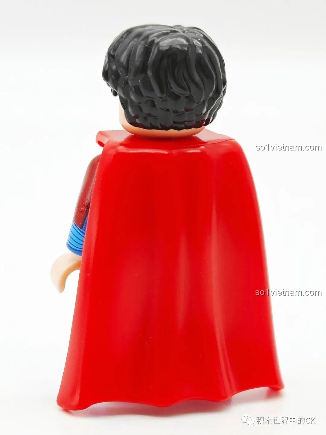 Mặt sau của minifigure Supergirl (tóc đen) KORUIT KT1071, thể hiện áo choàng và chi tiết trang phục.