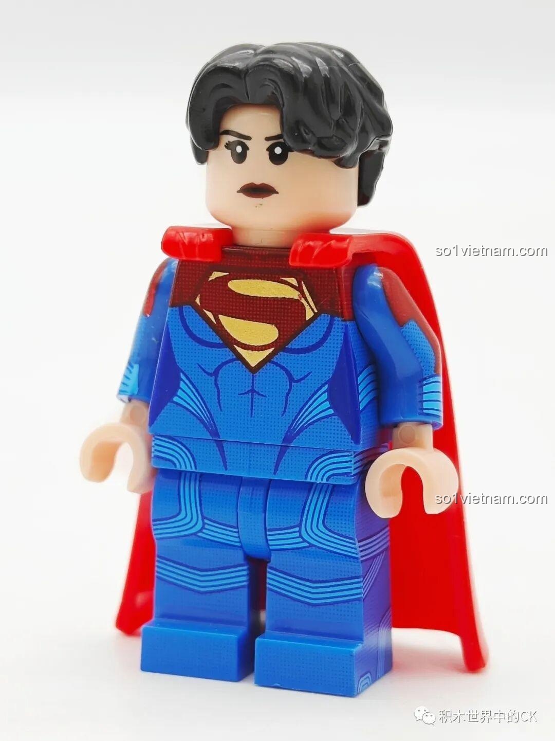 Minifigure Supergirl (tóc đen) trong bộ KORUIT KT1071 với trang phục xanh đỏ và áo choàng.