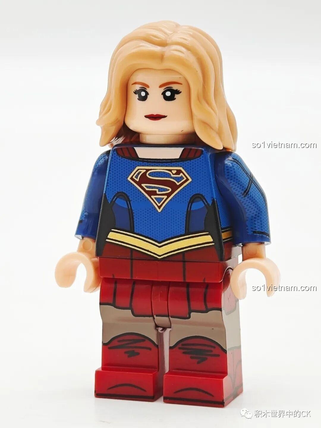 Minifigure Supergirl (tóc vàng) KORUIT KT1071 với áo choàng vải, sẵn sàng bay lượn.