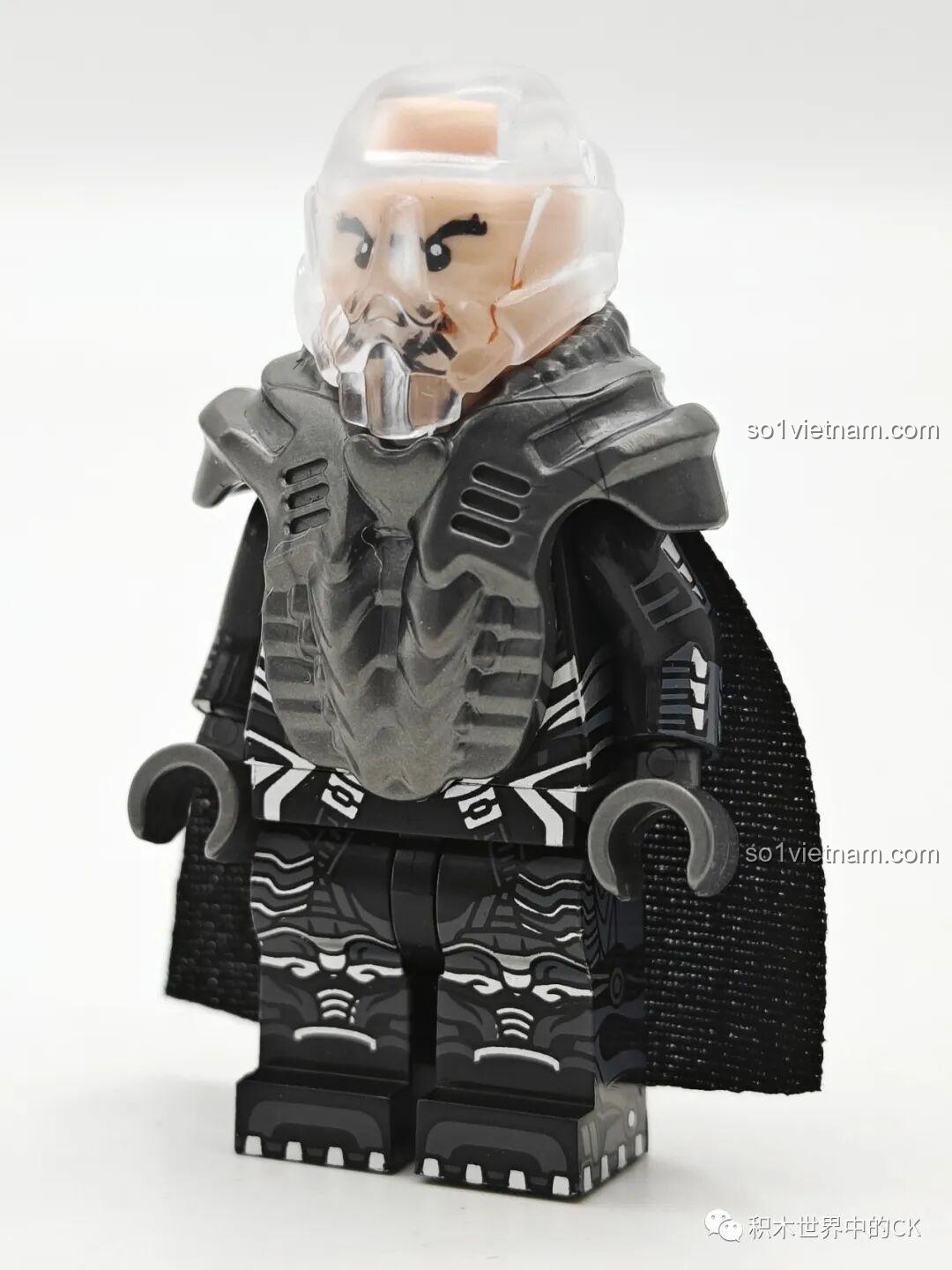 Mặt sau của minifigure Supergirl (tóc vàng) KORUIT KT1071, thể hiện mái tóc và trang phục.