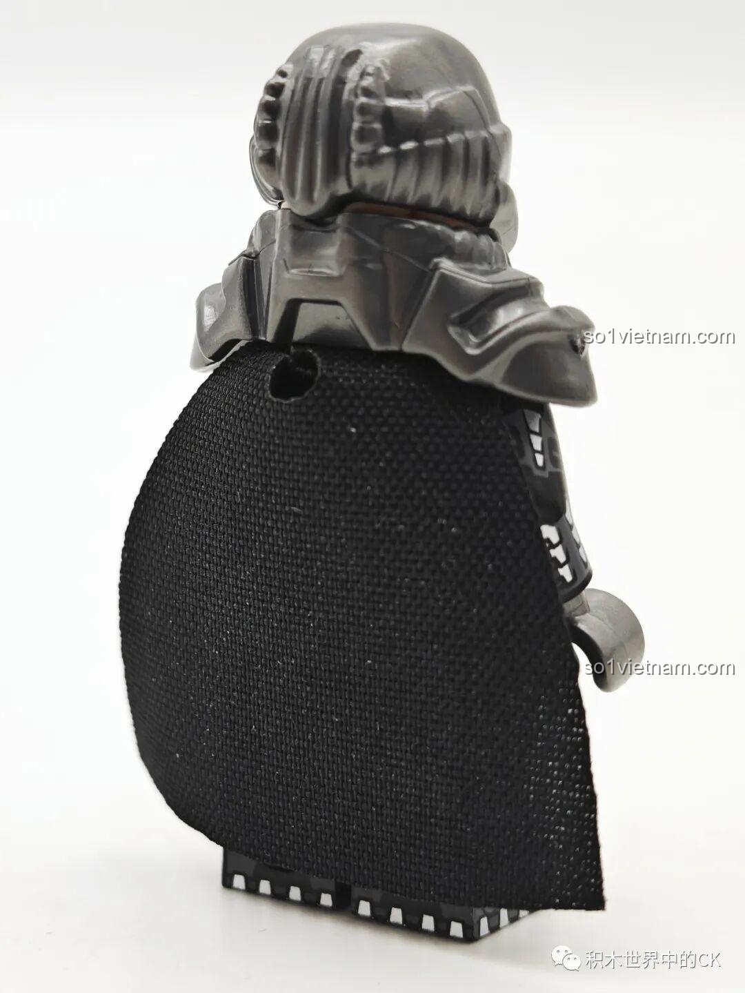 Minifigure Supergirl (tóc vàng) trong bộ KORUIT KT1071 với trang phục xanh đỏ và mái tóc vàng óng.