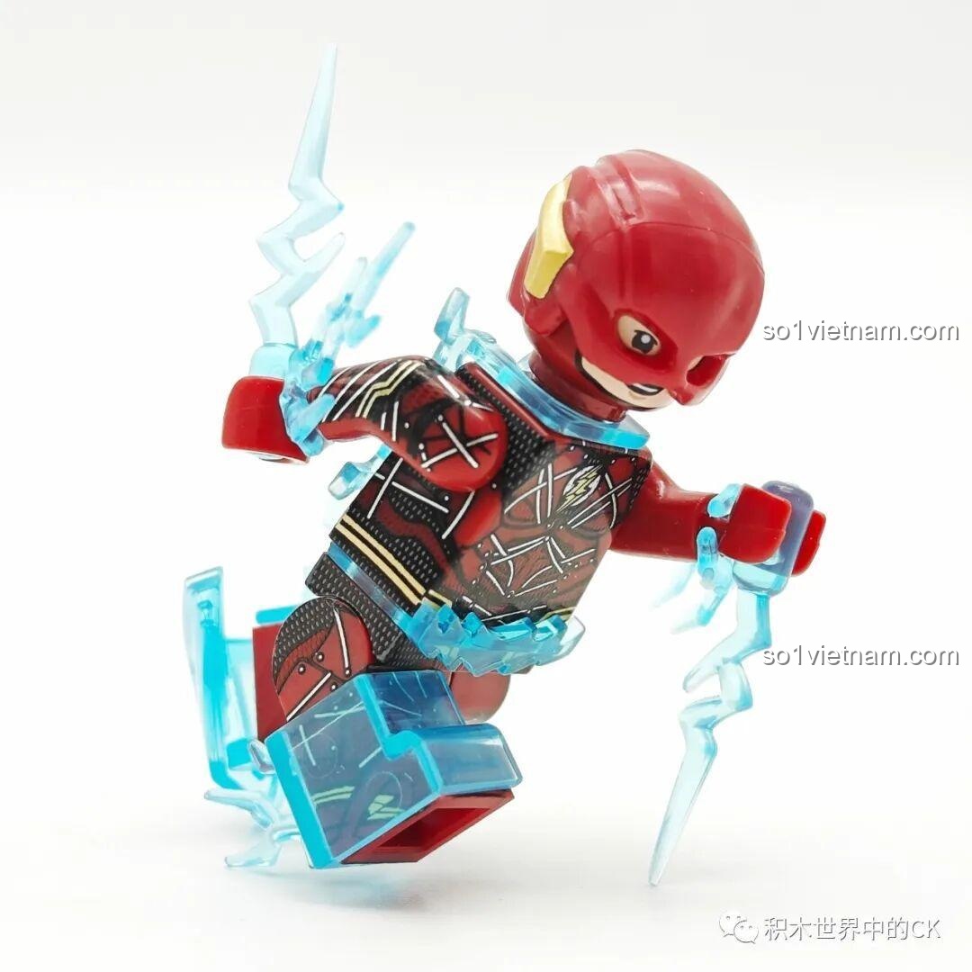 Minifigure The Flash (màu đỏ) KORUIT KT1071 trong tư thế đang chạy với hiệu ứng tia chớp xanh.