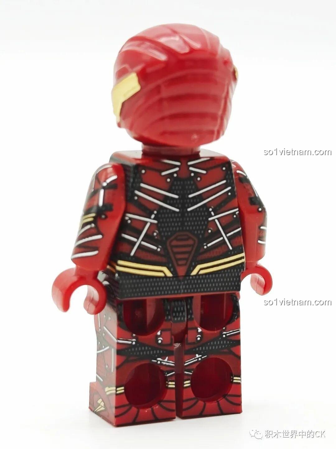 Mặt sau của minifigure The Flash (màu đỏ) KORUIT KT1071, thể hiện chi tiết trang phục.