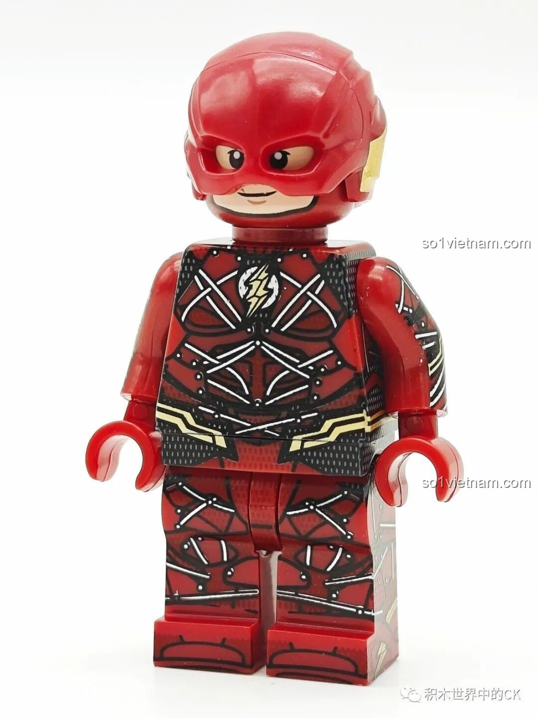 Minifigure The Flash (màu đỏ) trong bộ KORUIT KT1071 với trang phục siêu tốc độ, nhìn từ phía trước.