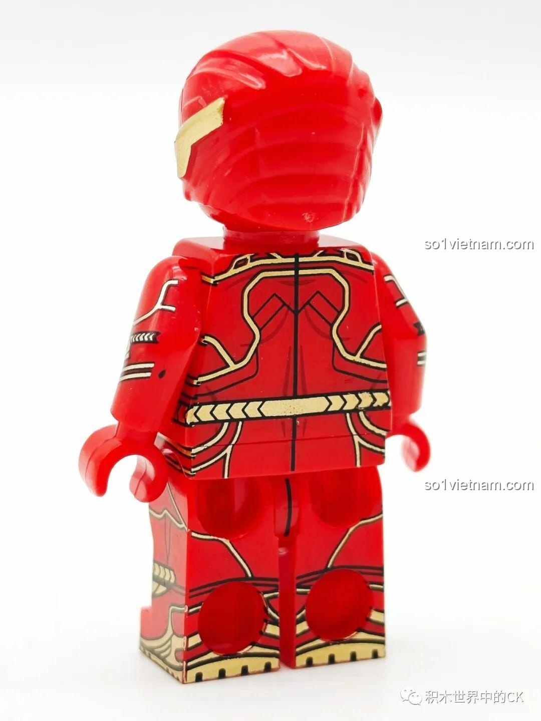 Mặt sau của minifigure The Flash (màu vàng) KORUIT KT1071, thể hiện chi tiết trang phục.