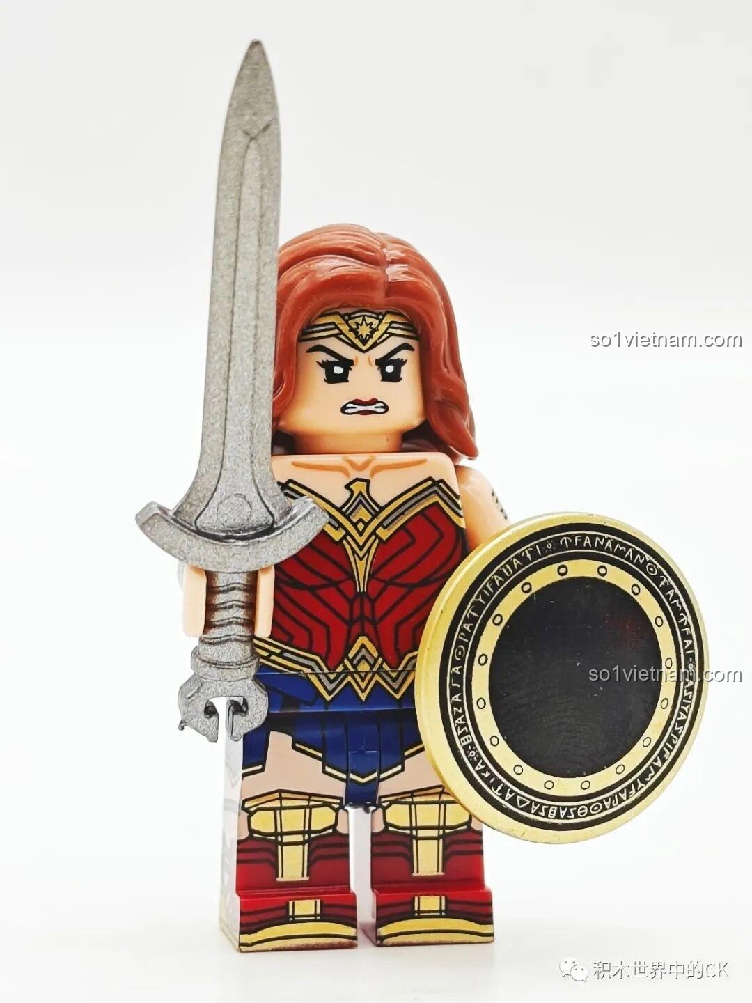 Minifigure Wonder Woman KORUIT KT1071 cầm kiếm và khiên, sẵn sàng chiến đấu, thể hiện phụ kiện đi kèm.