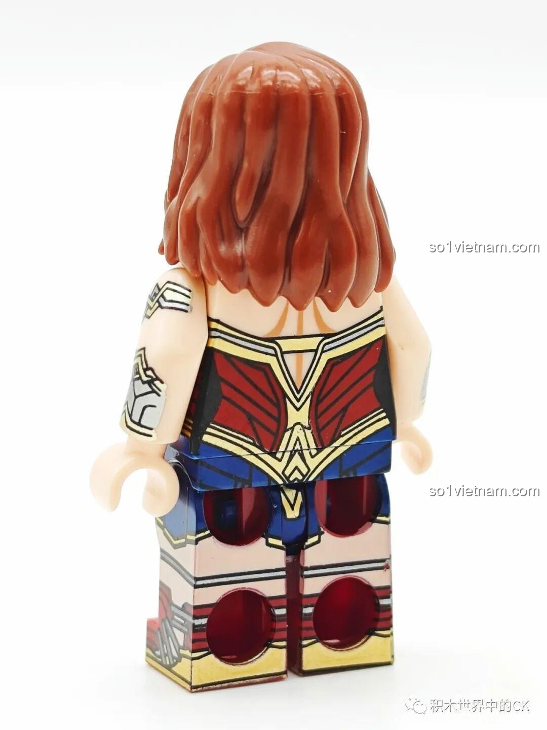 Mặt sau của minifigure Wonder Woman KORUIT KT1071, thể hiện chi tiết áo giáp và tóc.